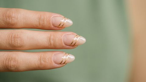 Feine gezeichnete Linien auf transparentem Untergrund